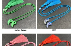 Japanische Magatama Lesezeichen mit Seidenquasten in Grün Blau Pink und Rot Farbtönen