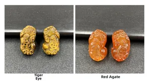 Detail von Tigerauge und rotem Achat Pixiu Anhängern mit feinen Gravuren und Texturen