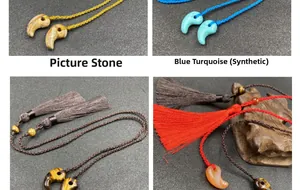 Details von vier ethnischen Magatama-Steinanhängern mit handgewebten Seidenquasten