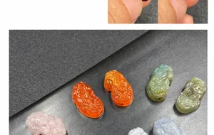 Makro-Detail handgeschnitzter Pi Xiu Anhänger aus Tigerauge und Achat in verschiedenen Farben