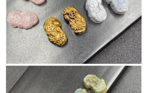Makroaufnahme von handgeschnitzten Tigerauge und Quarz Pi Xiu Anhängern für Glück