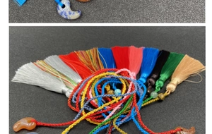 Nahaufnahme bunter Seidenquasten mit Magatama-Anhängern in verschiedenen lebhaften Farben