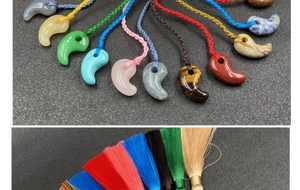 Detailansicht bunter Magatama Edelsteinanhänger mit passenden Seidenquasten-Accessoires
