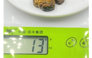 Detailansicht eines Pixiu-Anhängers aus Tigerauge-Stein mit einem Gewicht von 13 Gramm