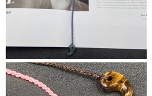 Details von dunkelgrünen Jade und Tigerauge Magatama-Anhängern mit Kordeln