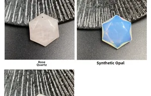 Dettaglio della collana con ciondolo esagonale sfaccettato in quarzo rosa e opale