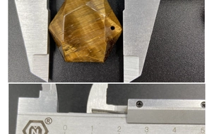 Ciondolo in occhio di tigre largo 10 mm con finitura sfaccettata geometrica esagonale
