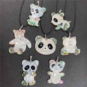 Pendentifs panda en nacre blanche et abalone colorée sur colliers en cordon noir