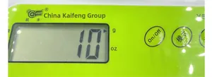 Dettaglio dello schermo LCD della bilancia da cucina verde con peso 10g e tasti modo