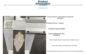Vue détaillée du pendentif en cristal rose en forme de flèche avec bords dorés et mesures