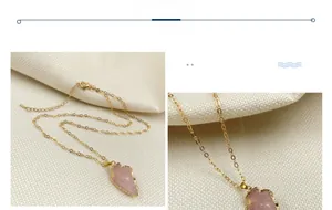 Détail du pendentif flèche en quartz rose avec bordure dorée et chaîne fine en or