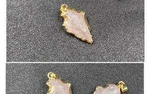 Détail macro du pendentif en quartz rose en forme de flèche avec bordure dorée et texture