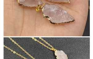 Vue macro du pendentif en cristal rose irrégulier avec bord doré et chaîne fine