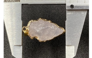 Mesure de la longueur du pendentif flèche en cristal rose avec bordure dorée mate