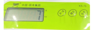 Gros plan du panneau de commande vert d'une balance de cuisine avec écran LCD et boutons