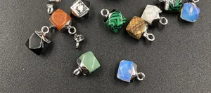 Detailansicht quadratischer Edelsteinanhänger mit versilberten Kanten für Schmuck