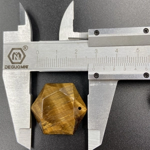 Ciondolo esagramma occhio di tigre misurato a 28 mm di larghezza con un calibro