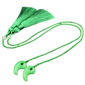 Japanische Magatama Quasten-Anhänger mit grünem Flechtseil und Jade-ähnlichen Anhängern
