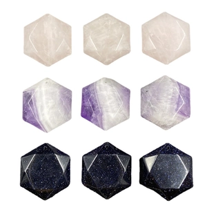 Set di nove ciondoli esagonali in pietra naturale con quarzo rosa e arenaria blu brillante