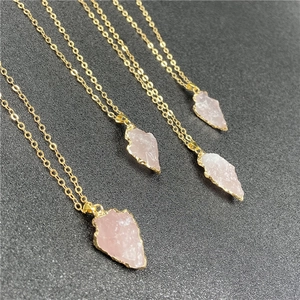 Collier à pendentif en pointe de flèche avec quartz rose et bordure dorée élégante