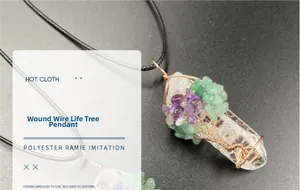 Détail d'un pendentif arbre de vie en cristal enveloppé de fil de cuivre et pierres fines
