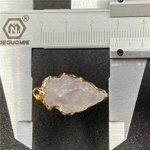 Pendentif pointe de flèche en quartz rose naturel bordé d'or, mesure avec un pied à coulisse