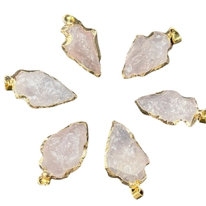 Lot de six pendentifs flèches en quartz rose avec bords dorés sur fond blanc pur