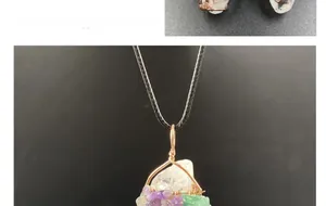 Détail du pendentif arbre de vie en cristal blanc enroulé de fil et pierres gemmes