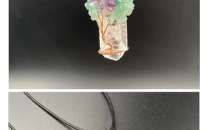Détails de l'arbre de vie en fil de cuivre sur un pendentif en cristal blanc transparent