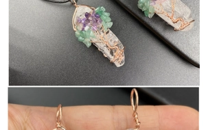 Détail du pendentif arbre de vie avec cristal blanc et fil de cuivre fait à la main