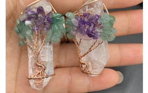 Vue rapprochée de l'arbre de vie artisanal sur des pendentifs en quartz cristal blanc naturel