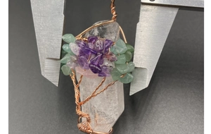 Mesure du pendentif arbre de vie en cristal blanc et pierres colorées avec un pied à coulisse