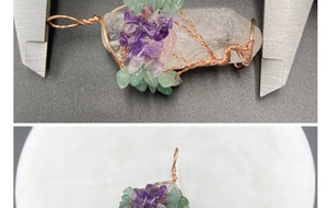 Détail du pendentif arbre de vie avec colonne en cristal blanc et fil de cuivre enroulé
