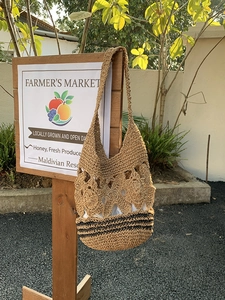 Sac fourre-tout en paille tressée à fleurs et rayures noires pour les vacances à la plage