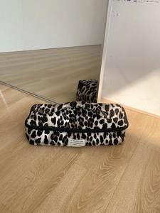 Gesteppte Kosmetiktasche mit Leopardenmuster, schwarzem Reißverschluss und Tragegriff