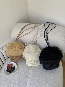 Drei gewebte Stroh-Beuteltaschen mit Spitzenbesatz in den Farben Khaki, Beige und Schwarz