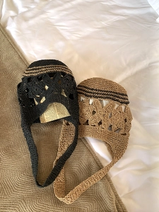 Détail du motif floral évidé tissé à la main sur des sacs fourre-tout d'été en deux couleurs