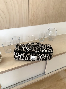 Makroaufnahme der gesteppten Kosmetiktasche mit Leopardenmuster und Reißverschluss