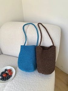 Gros plan détaillé des sacs seaux tissés à la main bleu et marron avec texture tricotée
