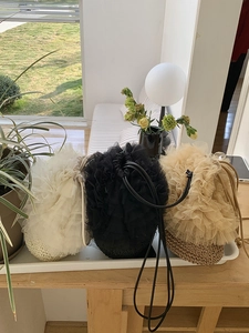 Detailansicht der Feen-Tüll-Eimertaschen in Weiß, Schwarz und Beige mit Spitze