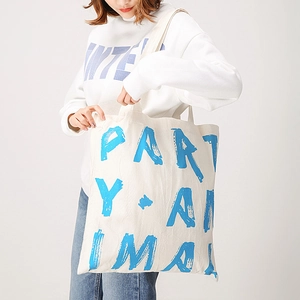 Detail der cremeweißen Canvas-Tragetasche mit blauem Party Animal Aufdruck und viel Platz