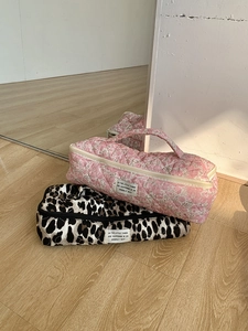 Gesteppte Föhntasche mit Blumen- und Leopardenmuster, Griff und Reißverschluss