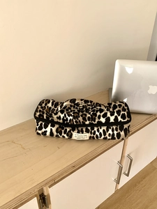 Detailansicht der gesteppten Kosmetiktasche mit Leopardenmuster und praktischem Griff