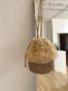 Detailansicht der handgefertigten Stroh-Beuteltasche mit Tüll-Spitze und Kordelzug-Gurt