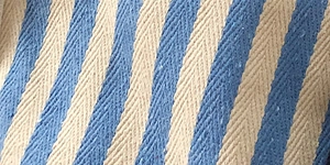 Vue macro de la texture tissée à chevrons rayés d'un sac à main en toile