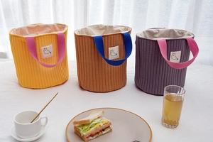 Sacs cylindriques matelassés en jaune, marron et violet avec anses contrastées colorées