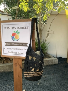 Détail de la maille florale noire faite main et du fond rayé sur le sac fourre-tout d'été