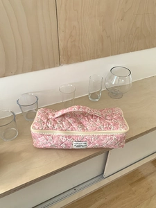 Detailaufnahme der gesteppten Kosmetiktasche mit rosa Blumenmuster und Reißverschluss