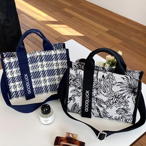 Vue à plat de sacs cabas en toile à rayures et imprimé tigre avec bandoulière lettrée