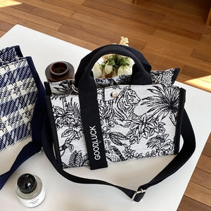 Détail du sac cabas en jacquard tigre avec bandoulière GOODLUCK et sangle ajustable